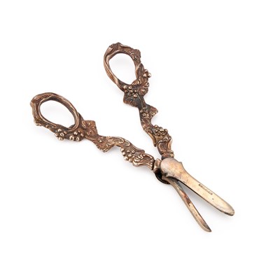 Lot 604 - A PAIR OF ELIZABETH II SILVER GRAPE SCISSORS