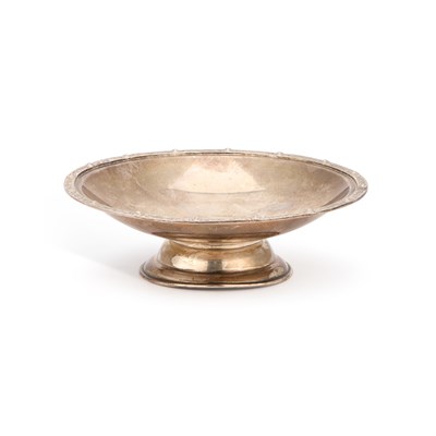 Lot 574 - AN ELIZABETH II IRISH SILVER FOOTED DISH