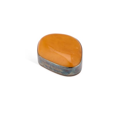 Lot 548 - A POLISH SILVER-MOUNTED AMBER PAPERWEIGHT