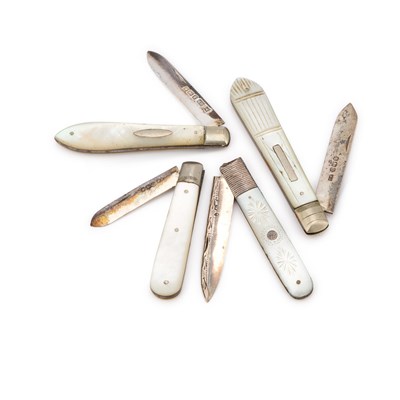 Lot 620 - A GROUP OF SILVER AND MOTHER-OF-PEARL FOLDING FRUIT KNIVES