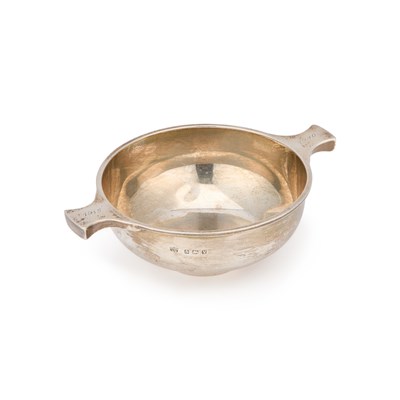 Lot 492 - A GEORGE V SILVER TWO-HANDLED BOWL