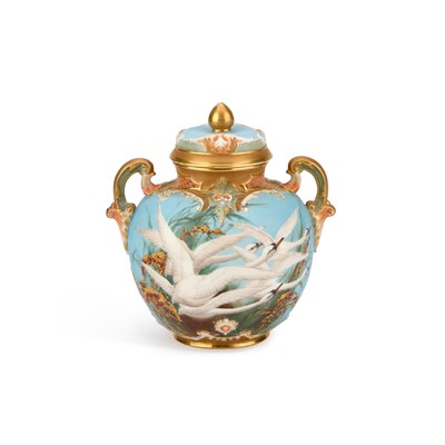 Lot 158 - A ROYAL WORCESTER VASE AND COVER