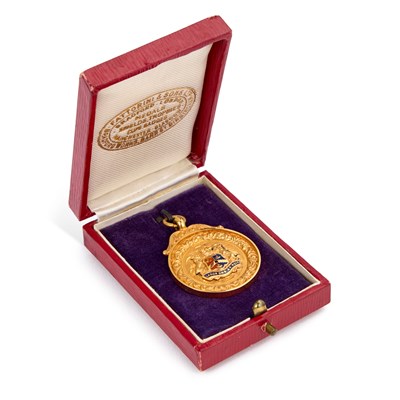 Lot 1041 - A 9 CARAT GOLD SPORTS MEDALLION