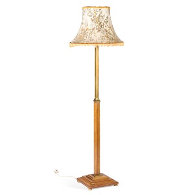 Lot 412 - AN EARLY 20TH CENTURY BRASS AND OAK STANDARD LAMP