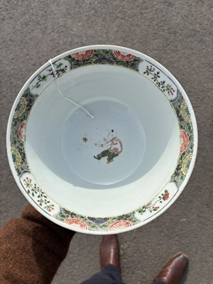 Lot 73 - A CHINESE FAMILLE VERTE PORCELAIN BOWL