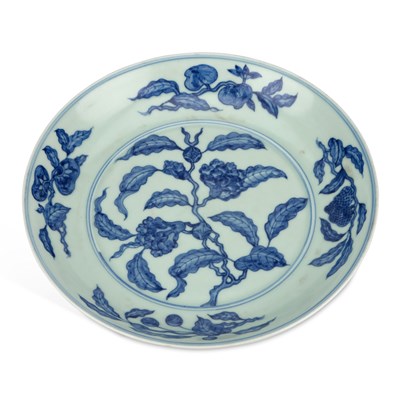 Lot 225 - A CHINESE BLUE AND WHITE PORCELAIN DISH