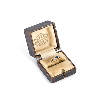 Lot 1039 - A SAPPHIRE AND DIAMOND THREE STONE RING