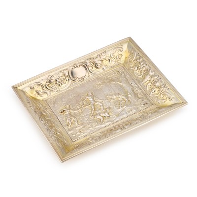Lot 775 - AN EARLY GEORGE III SILVER-GILT DISH