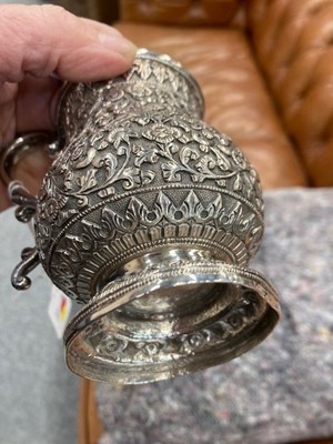 Lot 519 - A 19TH CENTURY INDIAN SILVER MUG