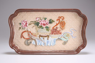 Lot 143 - A CHINESE FAMILLE ROSE 'CARVED' TRAY