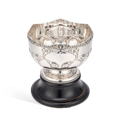 Lot 615 - A LARGE EDWARDIAN SILVER PUNCH BOWL