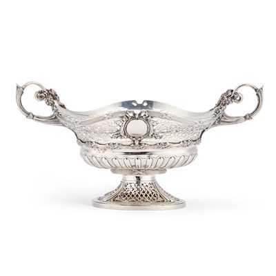 Lot 689 - A FINE GEORGE V SILVER TWO-HANDLED BASKET