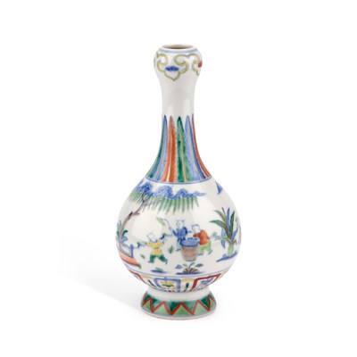 Lot 222 - A CHINESE PORCELAIN VASE