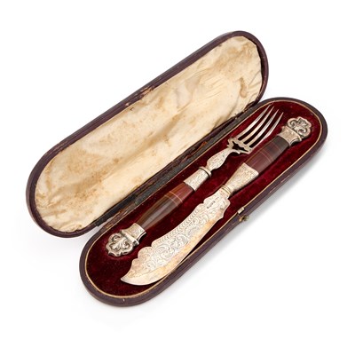 Lot 713 - A PAIR OF VICTORIAN SILVER AND AGATE-HANDLED FISH SERVERS