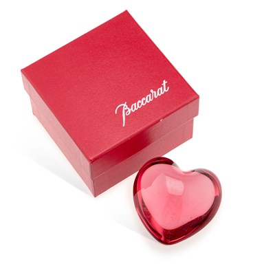 Lot 53 - A BACCARAT GLASS HEART PAPERWEIGHT