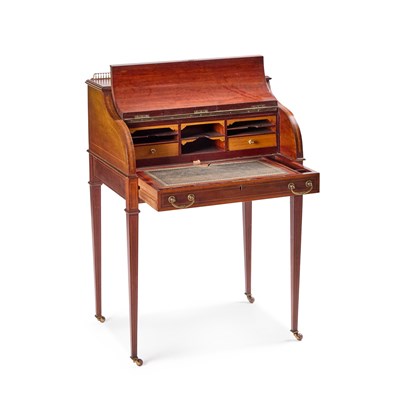 Lot 860 - AN EDWARDIAN SATINWOOD BANDED MAHOGANY DESK