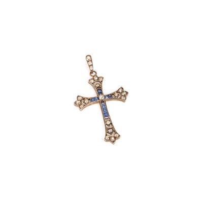 Lot 579 - A SAPPHIRE AND DIAMOND CROSS PENDANT