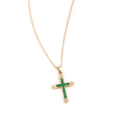 Lot 487 - A 9 CARAT GOLD EMERALD AND DIAMOND CROSS PENDANT ON CHAIN