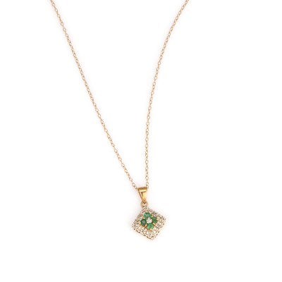 Lot 486 - A 9 CARAT GOLD EMERALD AND DIAMOND CLUSTER PENDANT ON CHAIN