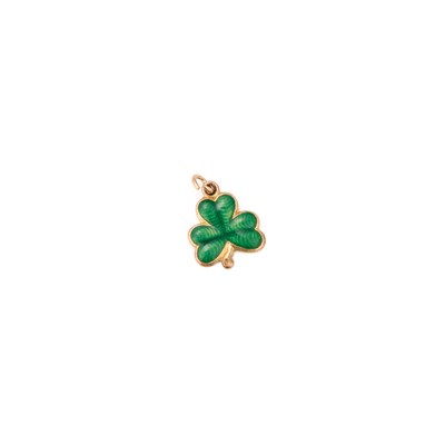 Lot 629 - A 9 CARAT GOLD GUILLOCHÉ ENAMEL SHAMROCK CLOVER PENDANT CHARM