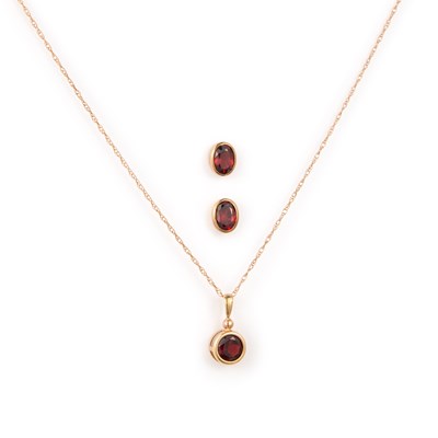 Lot 565 - A GARNET PENDANT ON CHAIN AND A PAIR OF MATCHED GARNET STUD EARRINGS