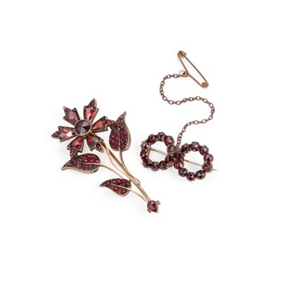 Lot 580 - A BOHEMIAN GARNET FOLIATE SPRAY BROOCH AND A DOUBLE HOOP BROOCH