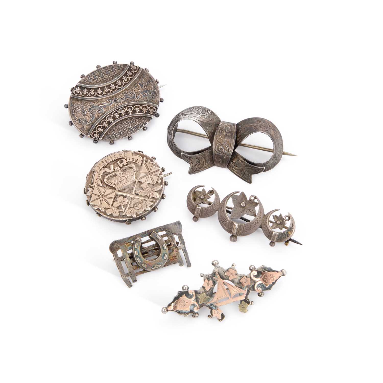 Lot 585 - SIX LATE 19TH/ EARLY 20TH CENTURY BROOCHES