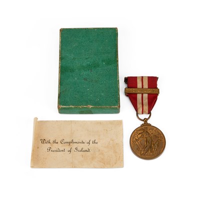 Lot 15 - A BOXED IRISH EMERGENCY SERVICE MEDAL, DEFENCE FORCES WITH 1939-1946 CLASP