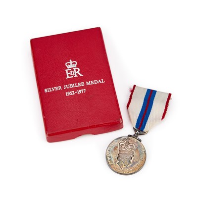 Lot 25 - A QUEEN ELIZABETH II 1977 SILVER JUBILEE MEDAL
