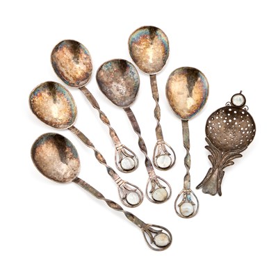 Lot 278 - A SET OF SIX ARTS AND CRAFTS STYLE SILVER SPOONS