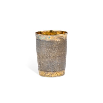 Lot 411 - A GEORGE III SILVER-GILT 'SNAKESKIN' BEAKER
