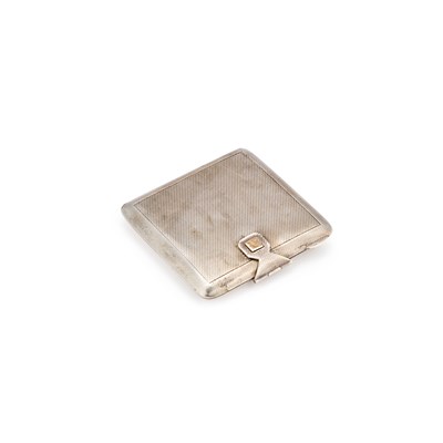 Lot 317 - AN ART DECO ENGINE-TURNED SILVER COMPACT
