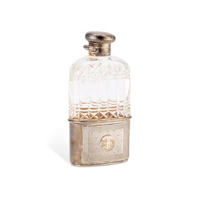 Lot 301 - A GEORGE V SILVER AND CUT-GLASS HIP FLASK