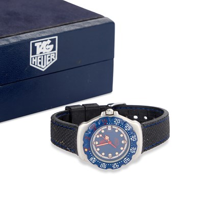 Lot 445 - A GENTS STEEL TAG HEUER FORMULA 1 STRAP WATCH