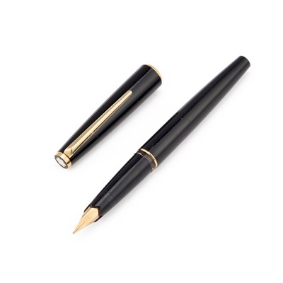 Lot 715 - A MONTBLANC 220 FOUNTAIN PEN