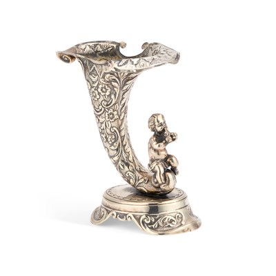 Lot 328 - AN EDWARDIAN SILVER VASE