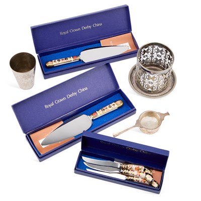 Lot 66 - TWO ROYAL CROWN DERBY IMARI CAKE SLICES AND THREE ROYAL CROWN DERBY IMARI KNIVES