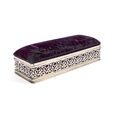 Lot 323 - AN EDWARDIAN SILVER JEWELLERY BOX
