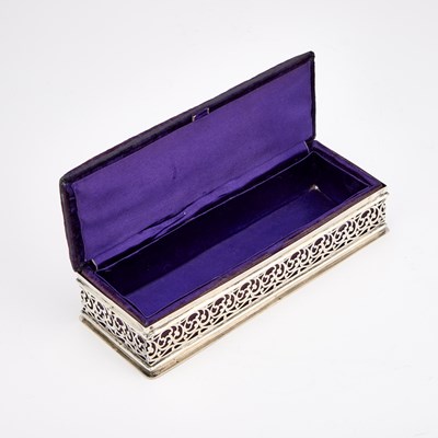 Lot 323 - AN EDWARDIAN SILVER JEWELLERY BOX