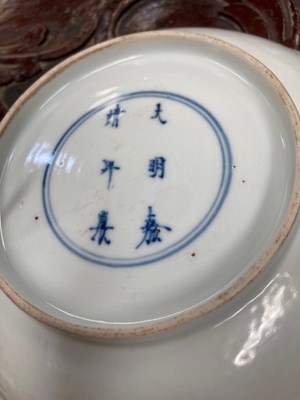 Lot 98 - A CHINESE BLUE AND WHITE SAUCER DISH