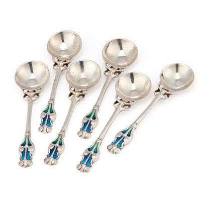 Lot 164 - A SET OF SIX ARTS AND CRAFTS TEA SPOONS