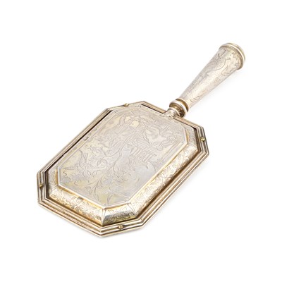 Lot 312 - AN ENGLISH CHINOISERIE SILVER-GILT HAND-MIRROR