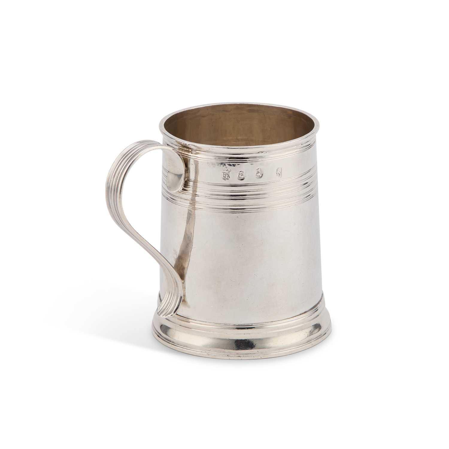 Lot 439 - A QUEEN ANNE SILVER MUG
