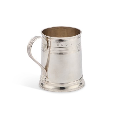 Lot 439 - A QUEEN ANNE SILVER MUG