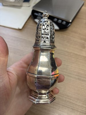 Lot 426 - A FINE GEORGE I BRITANNIA STANDARD SILVER CASTER