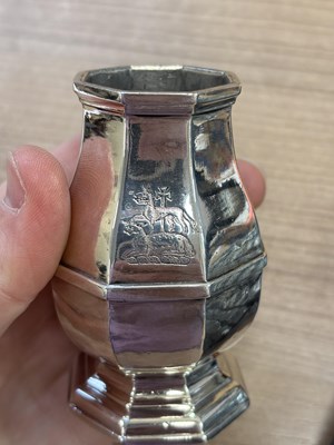 Lot 426 - A FINE GEORGE I BRITANNIA STANDARD SILVER CASTER