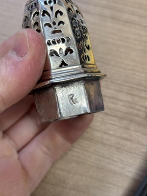 Lot 426 - A FINE GEORGE I BRITANNIA STANDARD SILVER CASTER