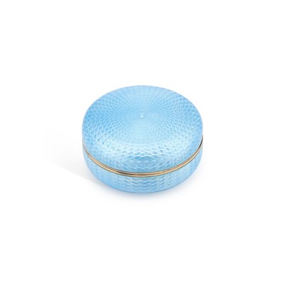Lot 329 - AN EARLY 20TH CENTURY SILVER AND BLUE ENAMEL CIRCULAR BOX