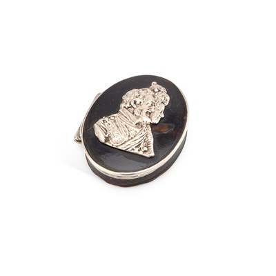 Lot 702 - AN EARLY 18TH CENTURY SILVER AND TORTOISESHELL SNUFF BOX