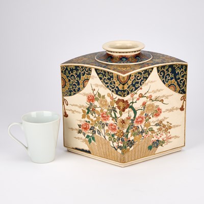 Lot 71 - A LARGE JAPANESE IMPERIAL SATSUMA VASE